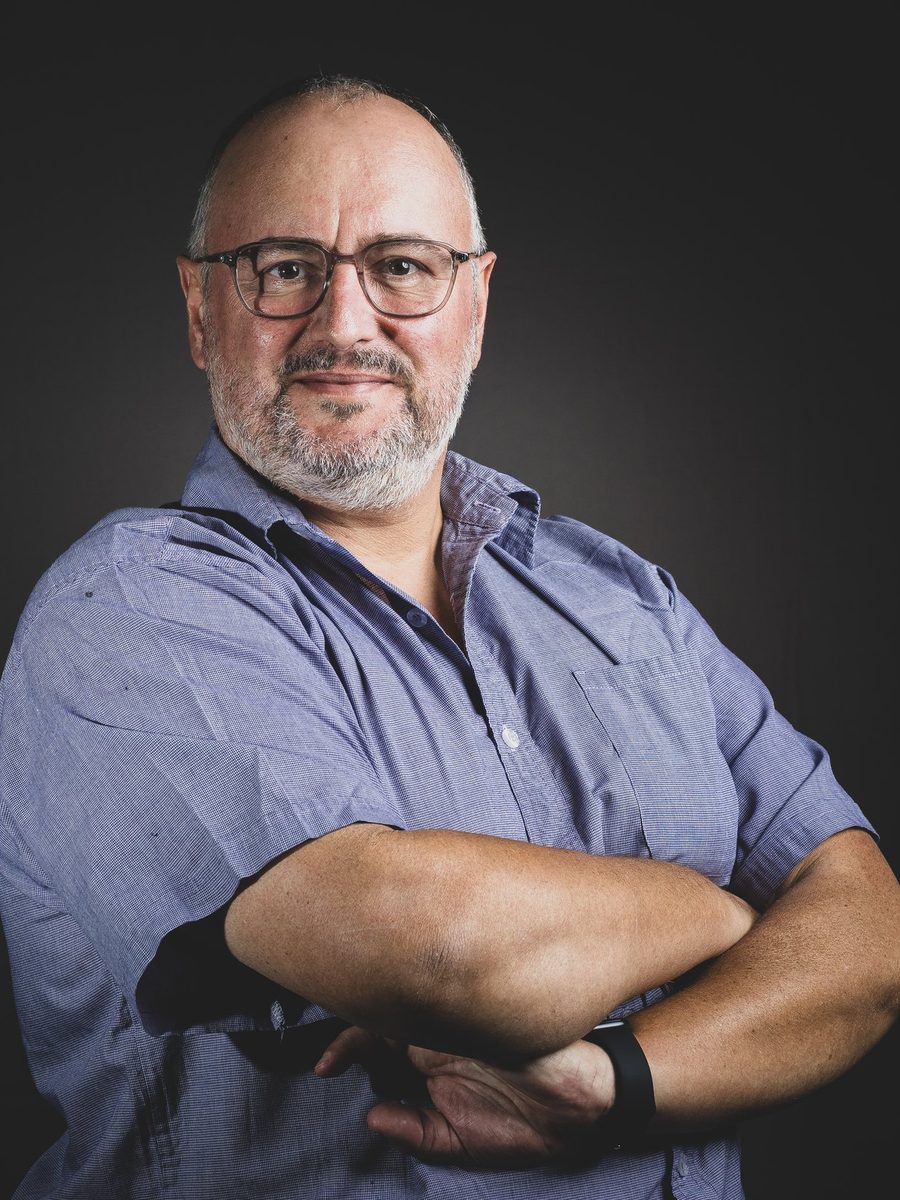 Portrait d'Alexandre Lefèvre, fondateur du Labo A.L.E.F, bras croisés, chemise bleue