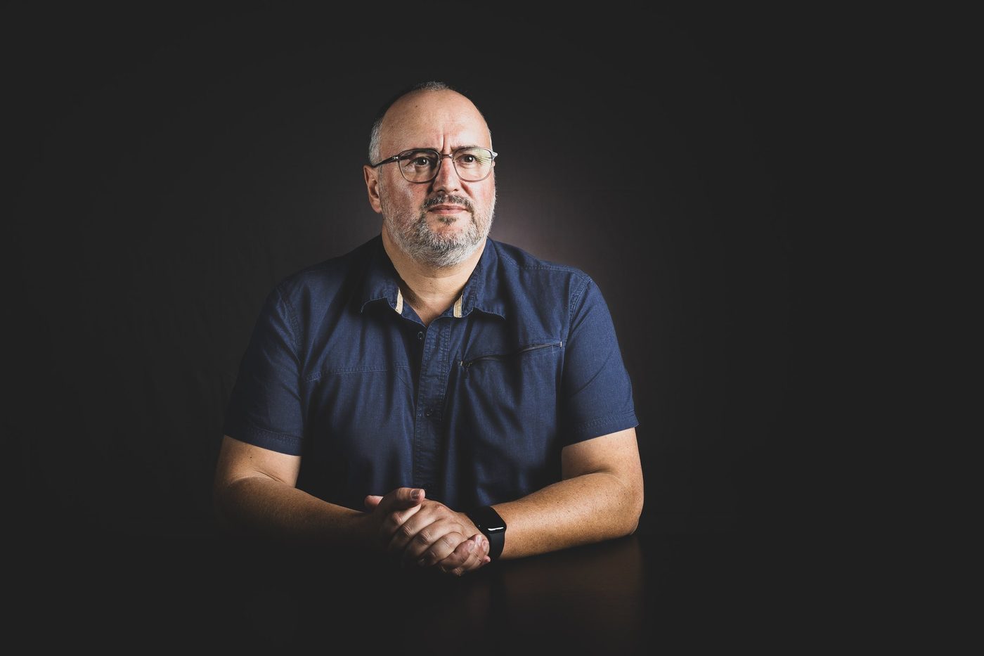 Alexandre Lefèvre, fondateur du Labo A.L.E.F, assis, les mains jointes