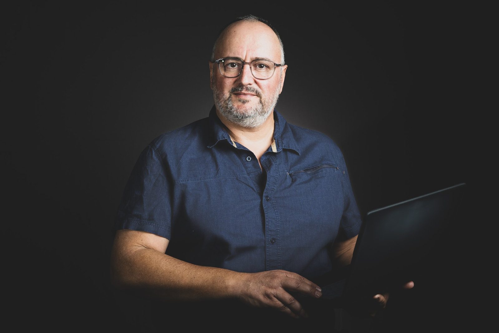Alexandre Lefèvre, formateur, tenant un ordinateur portable